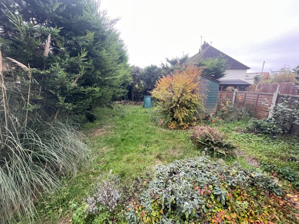 Lot: 15 - THREE-BEDROOM END-TERRACE HOUSE FOR IMPROVEMENT - Rear garden